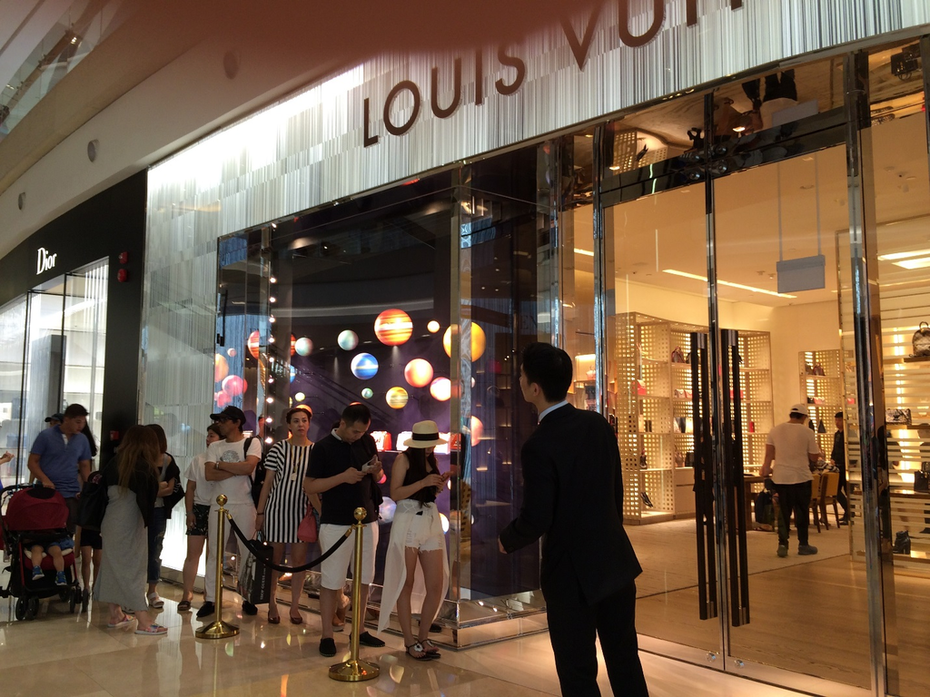 Очередь в бутик Louis Vuitton